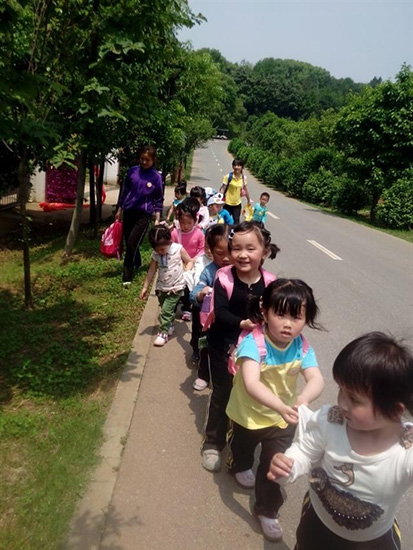 北京大風車長房西郡幼兒園組織戶外踏青—尋找春天足跡